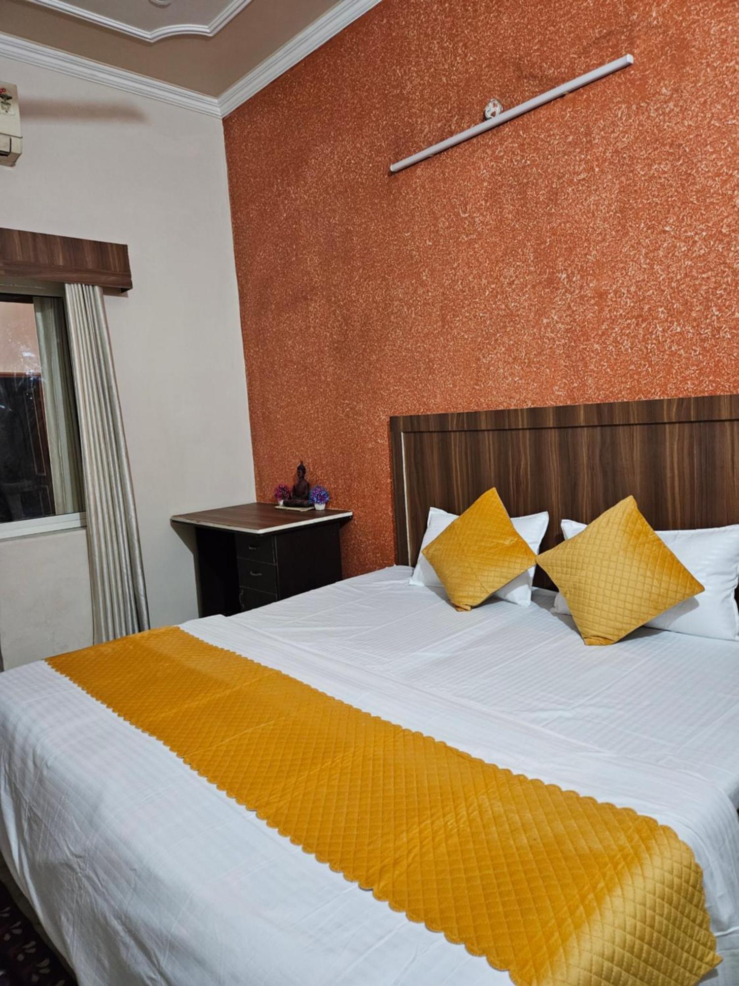 Krishna'S Land Hotel Vrindāvan Exterior foto