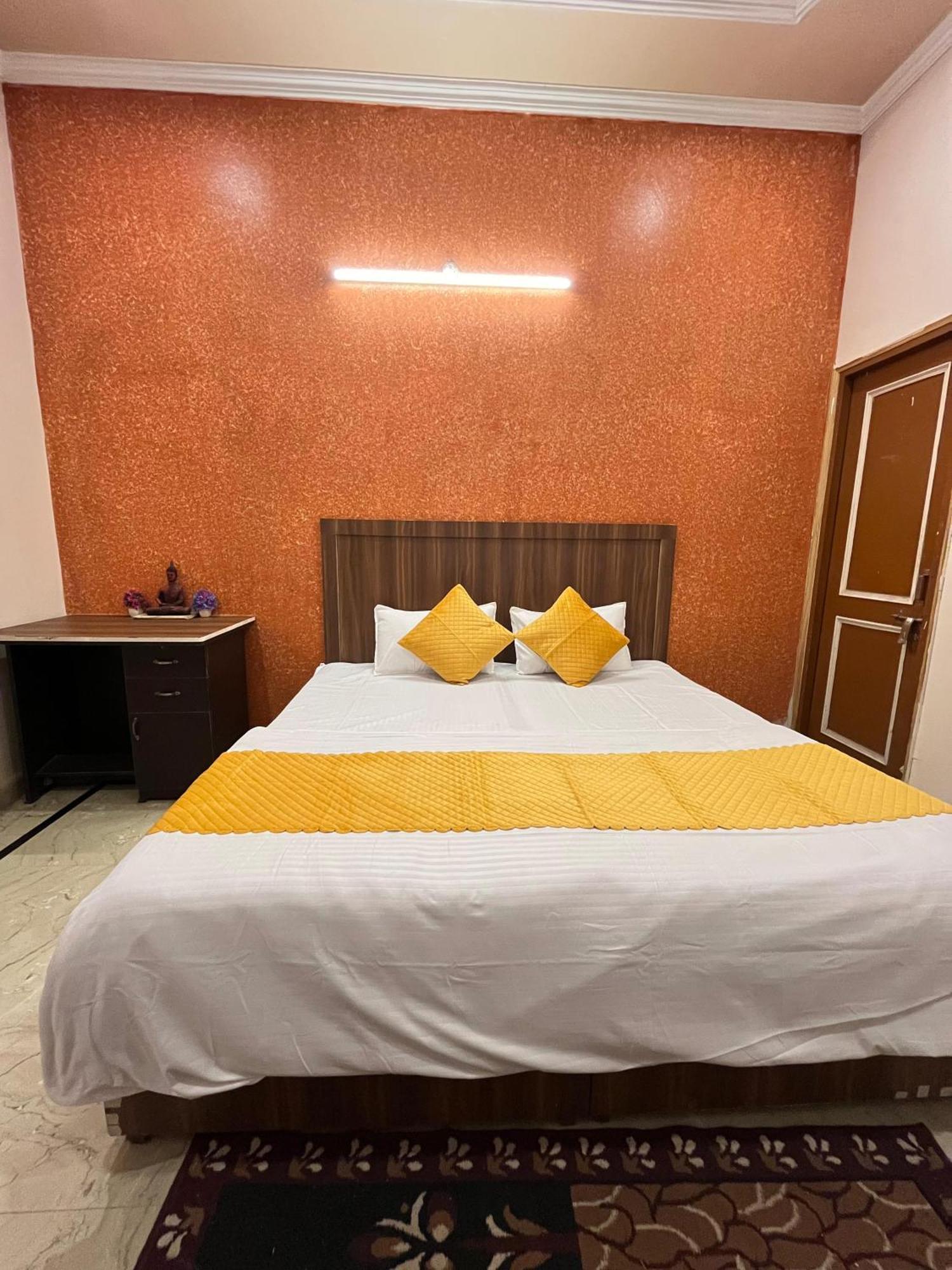 Krishna'S Land Hotel Vrindāvan Exterior foto
