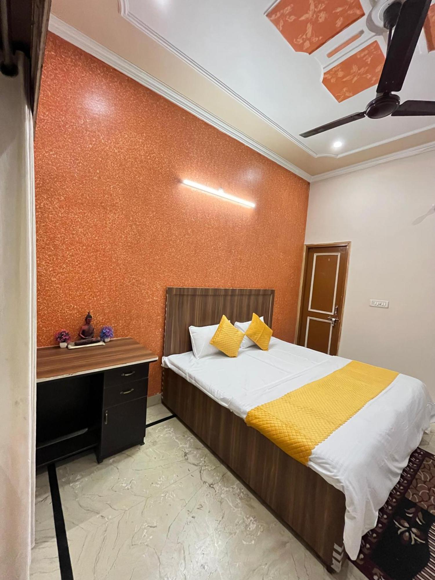 Krishna'S Land Hotel Vrindāvan Exterior foto
