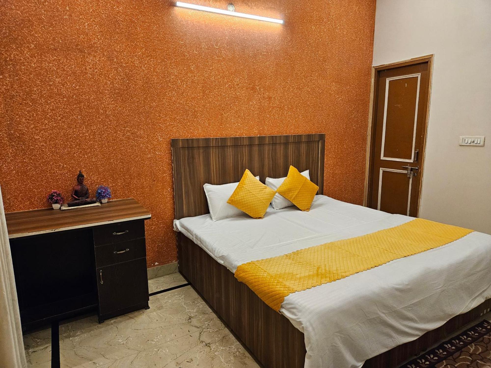Krishna'S Land Hotel Vrindāvan Exterior foto
