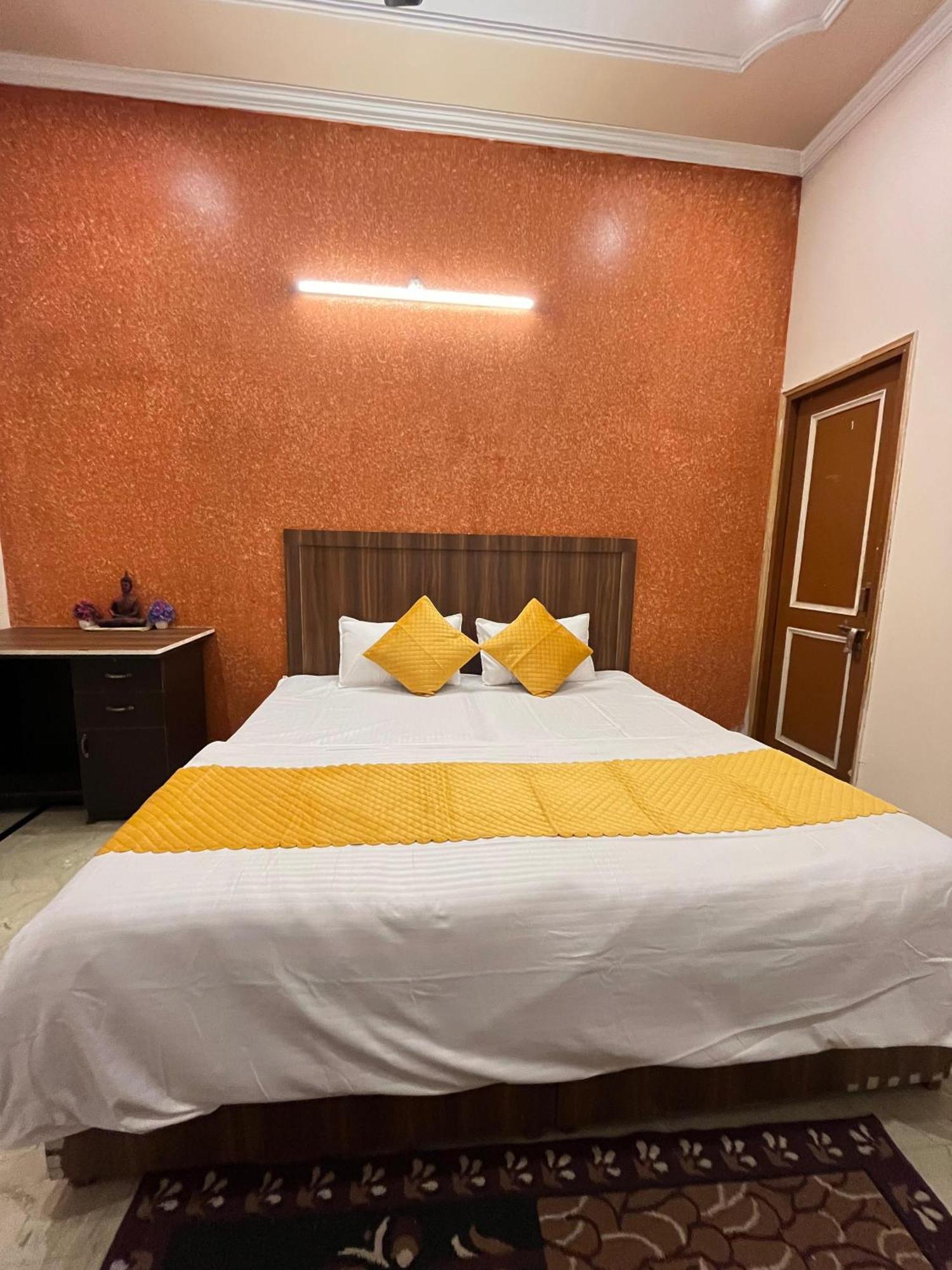 Krishna'S Land Hotel Vrindāvan Exterior foto