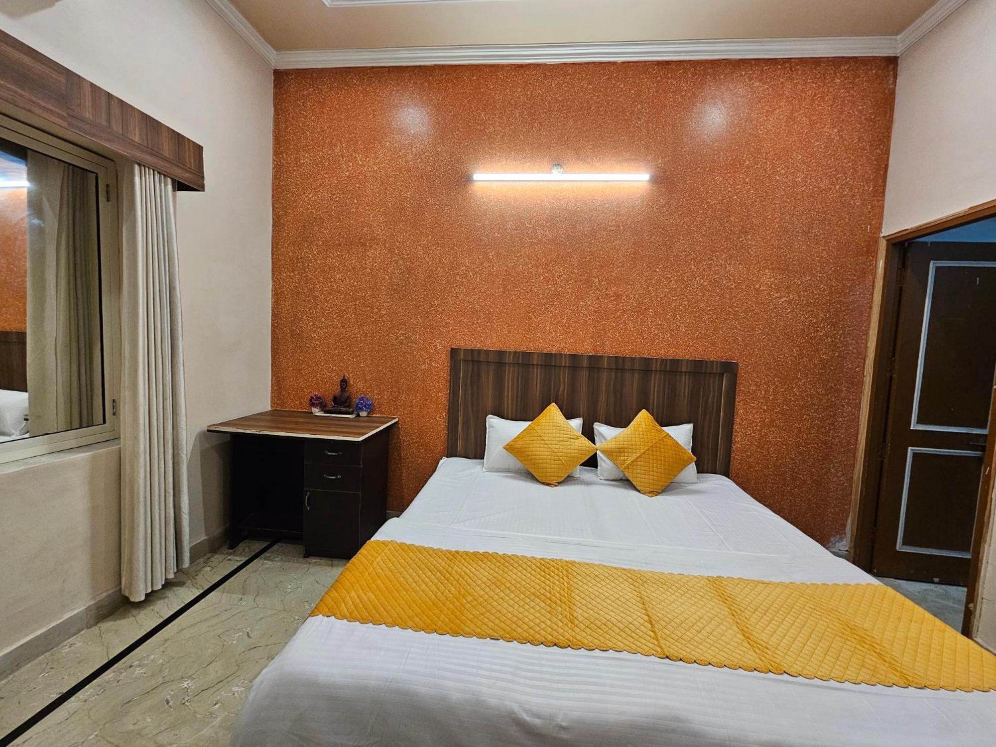 Krishna'S Land Hotel Vrindāvan Exterior foto