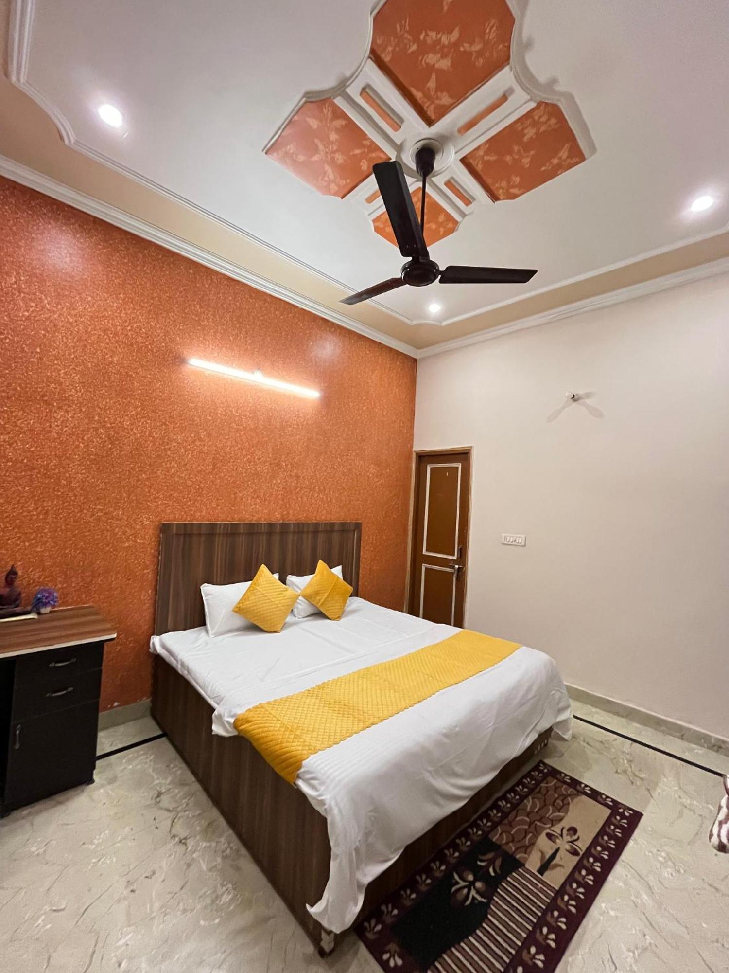 Krishna'S Land Hotel Vrindāvan Exterior foto